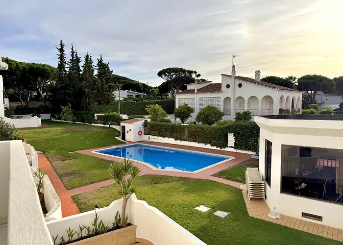 Brightness With Pool By Homing Apartament